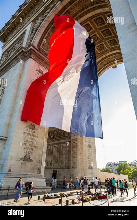 France, Paris, the French flag under the Arc de Triomphe Stock Photo - Alamy