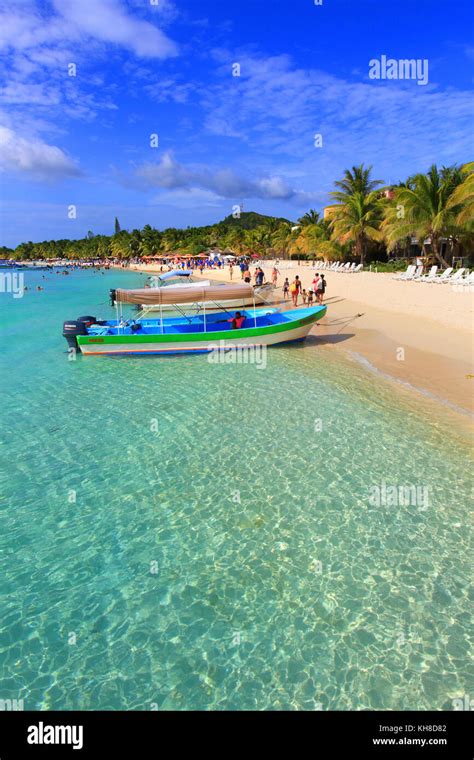 Honduras, Islas de la Bahia, Roatan Island. West Bay. Mahogany Bay Stock Photo - Alamy