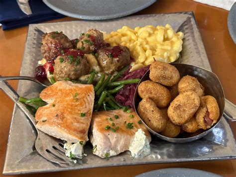 REVIEW: Revamped Family-Style Lunch & Dinner at Akershus Royal Banquet Hall, 'Possibly the Best ...