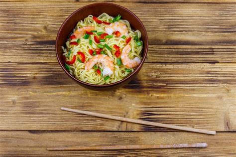 Tazón de fideos chinos instantáneos con gambas cebolla verde y chiles