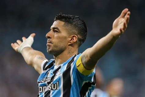 Luis Su Rez Participou De Dos Gols Do Gr Mio No Brasileir O