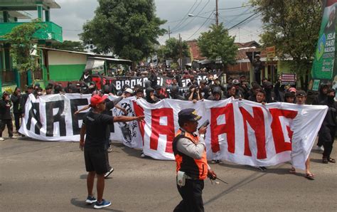 Foto Foto Spanduk Hingga Mural Mewakili Suara Aremania Malang Raya