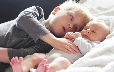 Эта проблема случается во многих семьях. Регресс старшего ребенка после ...