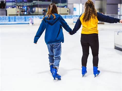 Best Ice Skating Rinks in Miami For Year-Round Fun ⛸️⛸️