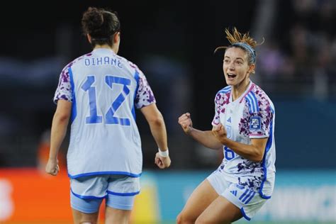 Aitana Bonmatí y Oihane Hernández celebran el tercer gol de la