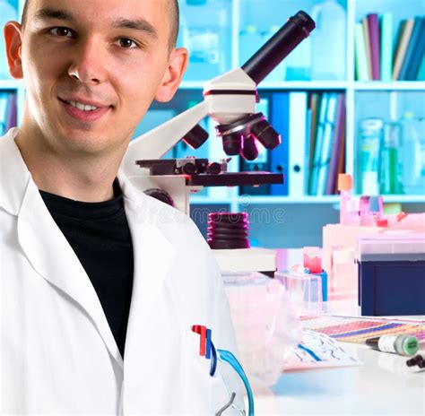 O Cientista Novo Trabalha No Laboratório Moderno Foto de Stock Imagem