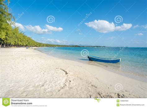 Barco Dos Peixes Em Praia Surpreendente Imagem De Stock Imagem De