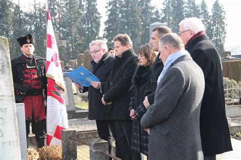 Foto Polaganje Vijenaca I Paljenje Svije A Na Grobovima Dr Vinka