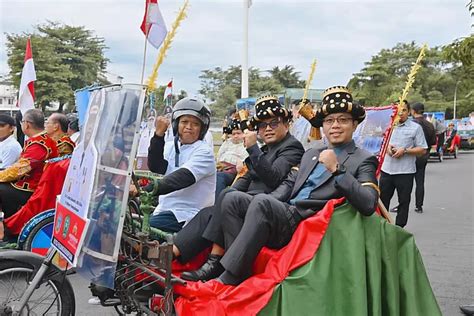 Naik Becak Pj Walikota Padang Sidempuan Hadiri Pembukaan Musrenbang