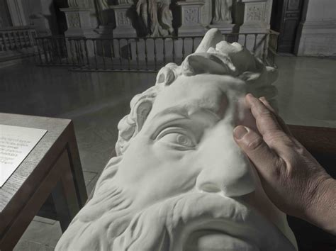 IL TOCCO CHE LIBERA L ARTE VEDERE CON LE MANI IL MOSE DI MICHELANGELO