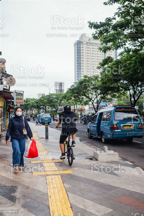 Pejalan Kaki Dan Pesepeda Saling Berpapasan Di Trotoar Jalan Margonda