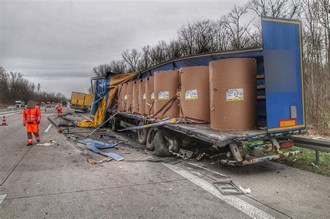 Lkw Unfälle auf A5 Rechter Fahrstreifen bleibt gesperrt langer Stau