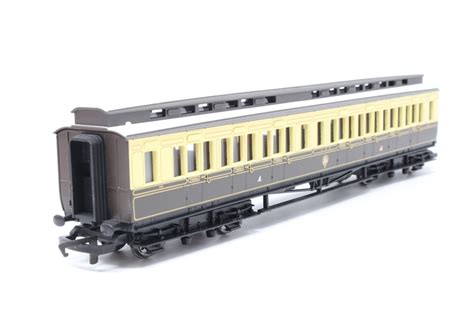 Hornby R F Gwr Clerestory Composite Coach In Chocolate And Cream