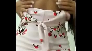 morena sensualizando y mostrando su delicioso coño XVIDEOS