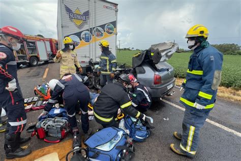 Motorista Fica Gravemente Ferido Ap S Acidente Entre Carro E Caminh O