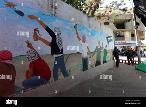 Hamas supporters during the commemoration of the occasion of the ...