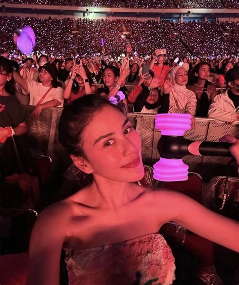 Potret Syahnaz Sadiqah Nonton Konser Blackpink