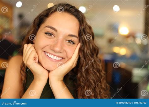 Retrato De Una Mujer Feliz En Un Restaurante Que Te Mira Imagen De