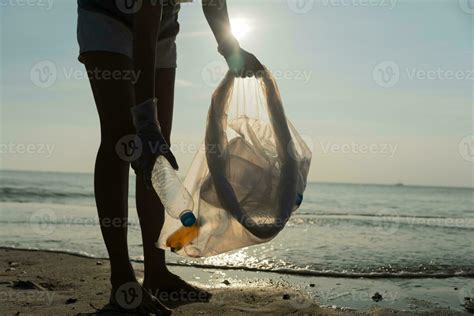 Ahorrar Agua Los Voluntarios Recogen Basura En La Playa Y Las Botellas