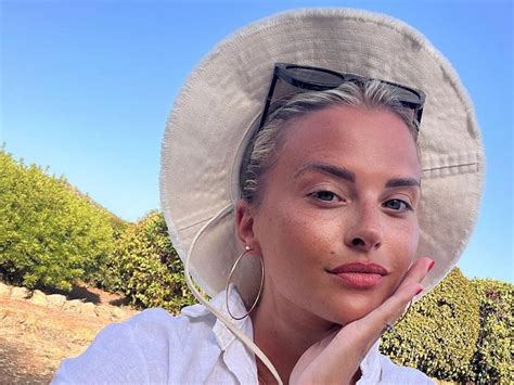 Kelly Vedovelli Amoureuse Des Animaux Elle Pose Avec Ses Deux Petits My XXX Hot Girl