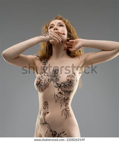 完璧な体にヘンナマンダラを持つ裸の女性写真素材2208263149 Shutterstock