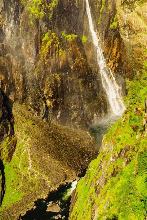 Cascade De Voringsfossen Avec Arc en ciel Norvège Image stock Image