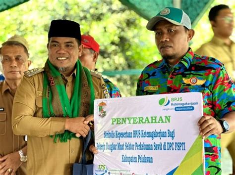 Bupati Zukri Serahkan Secara Simbolis Kepesertaan Bpjs Ketenagakerjaan