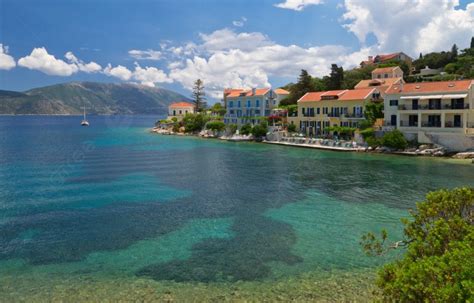 Fondo Pueblo De Fiscardo En La Isla De Cefalonia Foto E Imagen Para