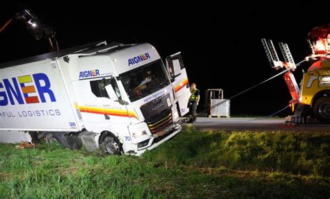 Lkw umgestürzt schwierige Bergung eines Sattelzuges nach Unfall in