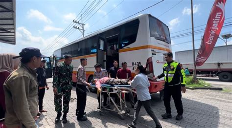 Gercep Polisi Segera Memberikan Pertolongan Pada Pemudik Yang Pingsan