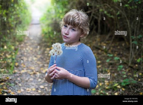 Niña Bonita De 11 Años Fotografías E Imágenes De Alta Resolución Alamy