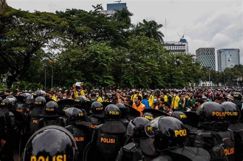 Demo Tolak Omnibus Law Uu Cipta Kerja Di Jakarta Sisakan 2 1 Ton Sampah