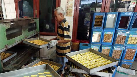 FOTO Jelang Lebaran Pengusaha Kue Kering Kebanjiran Pesanan Foto