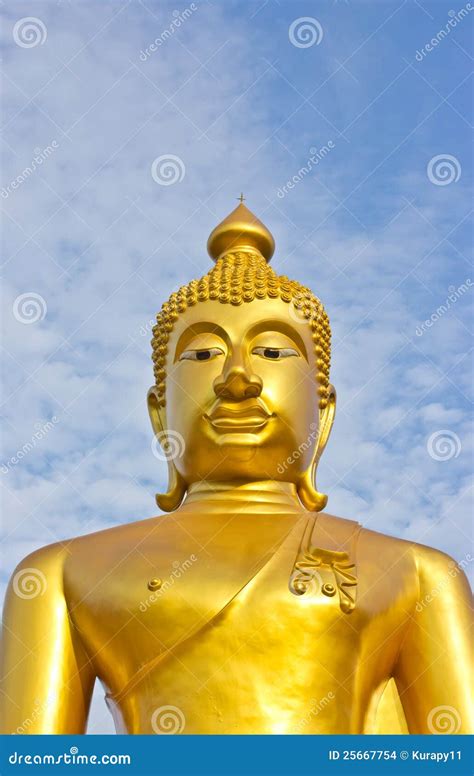 Statua Dorata Del Buddha In Un Tempiale Buddista Fotografia Stock