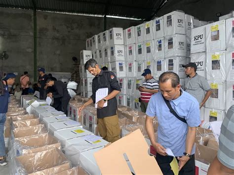 KPU Lobar Kebut Proses Pengemasan Logistik Surat Suara Lombok Post