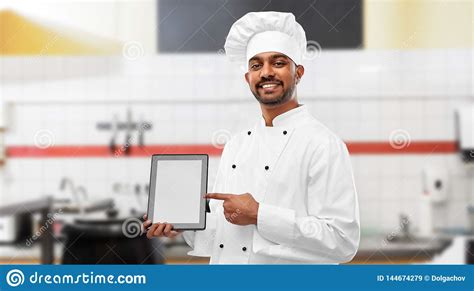 Cozinheiro Chefe Indiano O Pc Da Tabuleta Na Cozinha Do Restaurante