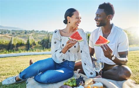 Amor De Melancia Ou Casal Negro Em Um Piquenique Para Relaxar Nas