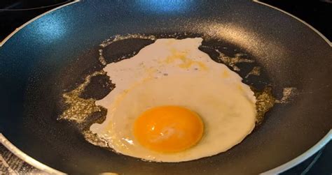 Easy Hack For Flipping Eggs Without Breaking The Yolk Cooking Chops