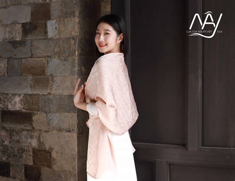 Khăn lụa Bảo Lộc màu nude dệt họa tiết hoa sen Quà tặng đối tác cao cấp