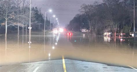 Crews Work To Clear Flooding On Lakeshore Road In Mississauga Toronto