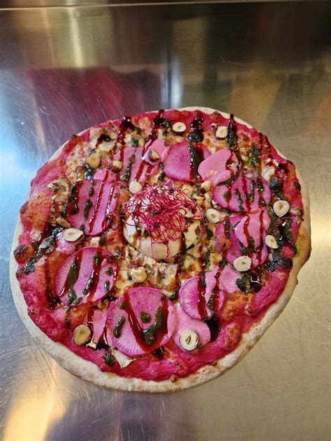 Cette Restauratrice De Nailloux A Imaginé Une Pizza Pink Aux Couleurs