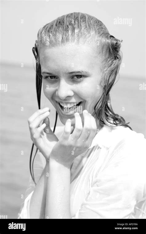 Bikini mädchen am strand Schwarzweiß Stockfotos und bilder Alamy