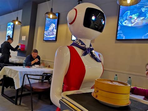 De menú del día en el primer restaurante de Euskadi con robot camarero