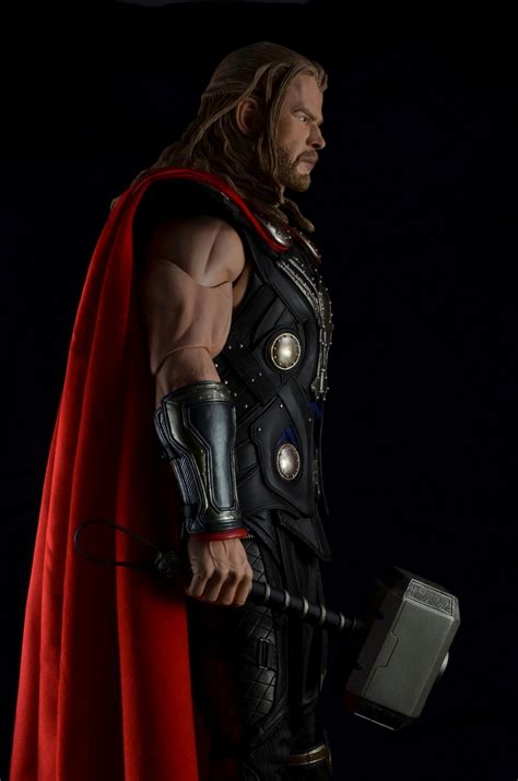 The Avengers Dark World Thor 14 Scale Action Figure