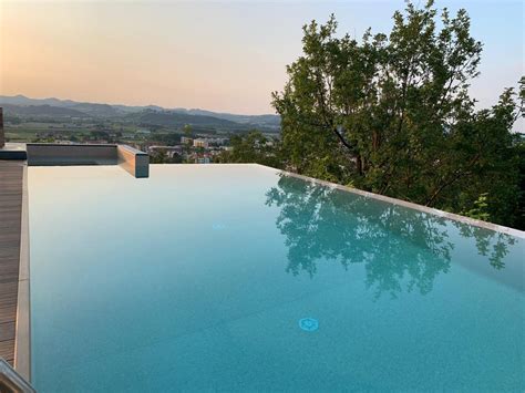 piscina con cascata a sfioro infinity ed area idromassaggio - aePiscine