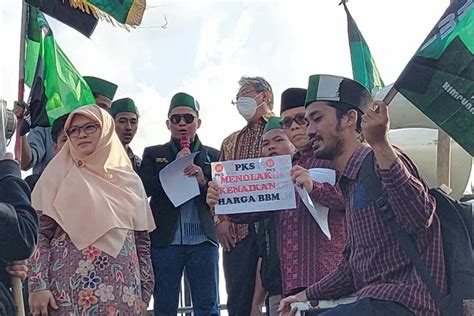 Temui Massa Aksi Demo Di Dpr Fraksi Pks Pamer Aksi Walk Out Dari