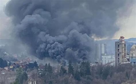 Sotto Controllo Lincendio Al Cementificio Di Caravate