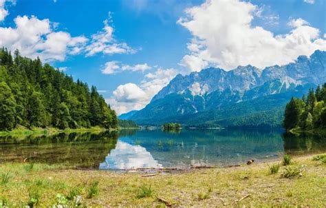 Обои лес небо трава вода облака деревья горы озеро отражение