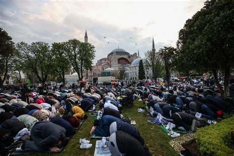 Ayasofya Camii nde bayram namazı