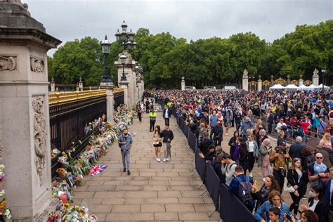 R Unido Carlos III Llega Al Palacio De Buckingham